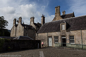 Die grauen Mauern des Muckross House