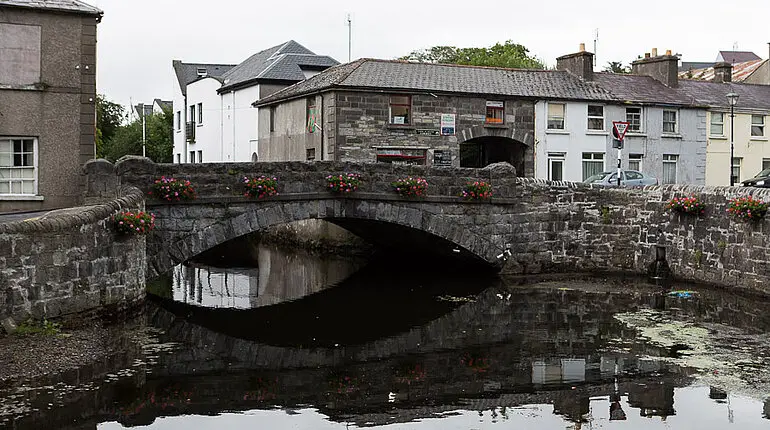 Brücke über den Carrowbeg in Westport