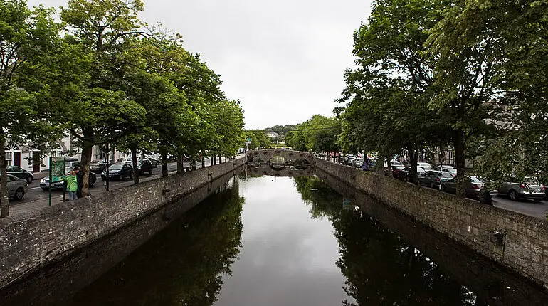 Allee entlang des Carrowbeg River