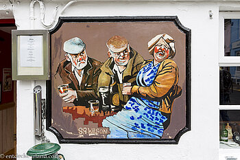 Bunte Bilder zieren viele Häuser in Carlingford.