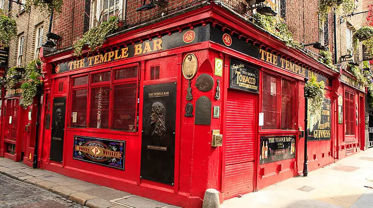 Die Temple Bar - wunderschön dekoriert mit Blumen