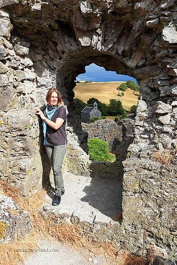 Annette in einem Fenster der Burgruine Rock of Dunamase