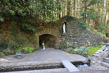 The Grotte – künstliche Höhle mit Marienstatue in den Heywood Gardens