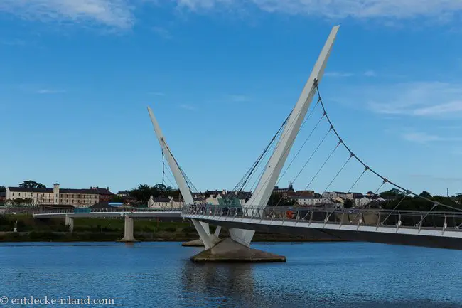 Peace Bridge - Die Friedensbrücke in Londonderry soll die Stadtteile zusammenführen.