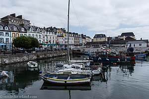 Kleine Boote dümpeln im Hafen von Cobh