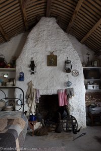Schön verzierte Kamine in den Cottages von Glencolmcille