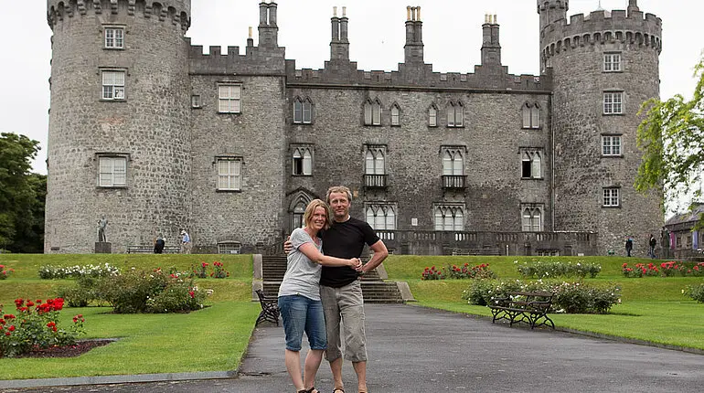 Anne und Lars vor dem Kilkenny Castle