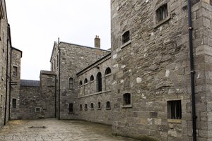 Der düstere Innenhof des Kilmainham Gaol von Dublin