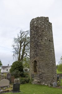 Der Armoy Round Tower nahe der Dark Hedges