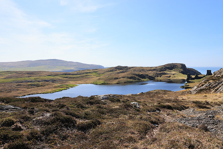 Blick über den Dun Lough zur Burgruine