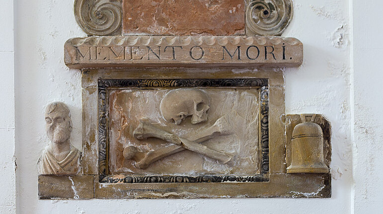 Knochenrelief in der Kirche von Rathlin Island