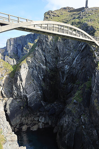 Spektakuläre Ansicht der Mizen Head Bridge vor dem Felseinschnitt