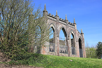 Mauern und Bogenfenster der Orangerie der Heywood Gardens