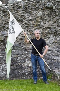 Lars mit der Flagge des Hauses Stark bei der Inch Abbey in Nordirland