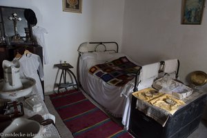Ein Elternschlafzimmer im Glencolmcille Folk Village