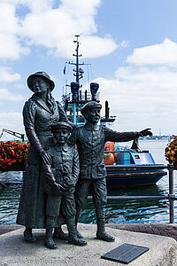 Annie Moore und ihre zwei Brüder im Titanic-Hafen