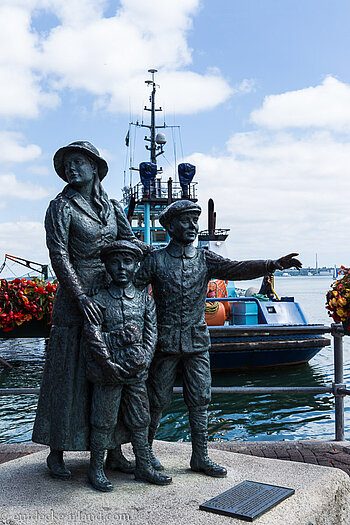 Annie Moore und ihre zwei Brüder im Titanic-Hafen