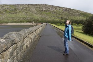 Anne nach dem Regen auf der Staumauer des Silent Valley Reservoirs
