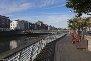 die Promenade am Liffey lädt zu Spaziergängen in Dublin ein