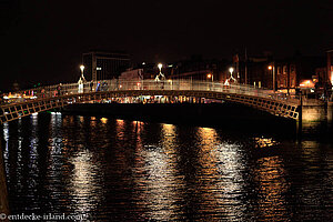 Die Ha'Penny Bridge über den Liffey River