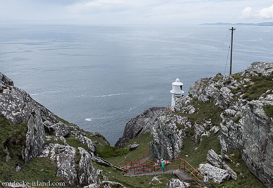 Leuchtturm des Sheep's Head an der felsigen Küste von Cork