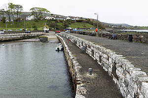 Die weißen Kalksteinmauern beim Carnlough Harbour