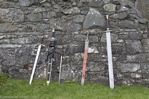 mittelalterliche Kampfschwerter bei der Inch Abbey in Nordirland
