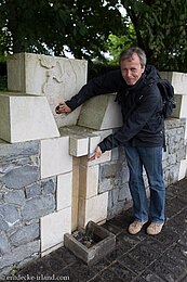 Lars bei den Weihwasserbrunnen - für ihn etwas suspekt