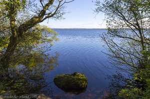Schöne Aussicht auf das tiefblaue Wasser des Lower Lough Erne