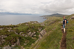 Anne auf dem moorigen Wanderweg beim Sheep's Head