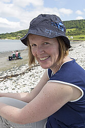 Anne am Strand beim Ballygalley Castle