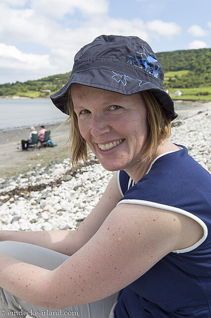 Anne am Strand beim Ballygalley Castle