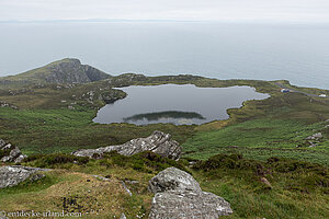 Blick auf einen See bei Slieve League