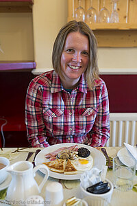 Anne beim Full Irish Breakfast im Corratavey B&B von Ballycastle