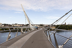 Blick über die Friedensbrücke von Derry
