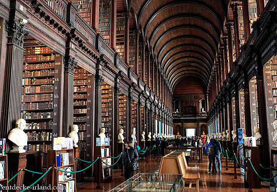 Bücherregale im Lesesaal des Trinity Colleges