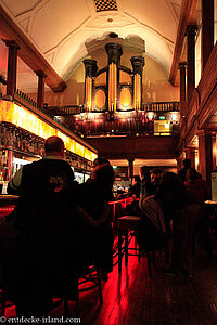 Die Bar mit Kirchenorgel im The Church