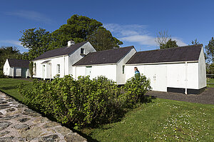 Ein Farmhaus beim Tully Castle