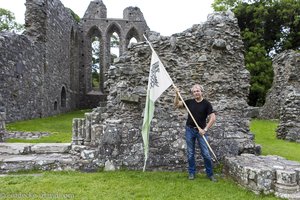 Lars mit der Flagge der Starks bei der Inch Abbey in Nordirland