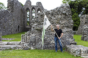 Lars mit der Flagge der Starks bei der Inch Abbey in Nordirland