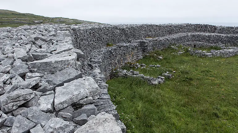 Beim kreisrunden Steinwall des Dún Eoghanachta