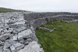 beimBeim kreisrunden Steinwall des Dún Eoghanachta