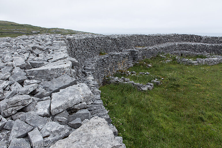 Beim kreisrunden Steinwall des Dún Eoghanachta