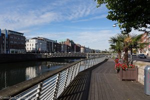 Blick vom Ormond Quay zur Millennium Bridge von Dublin
