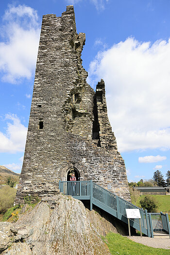 Annette beim Eingang zum Castledonovan Castle