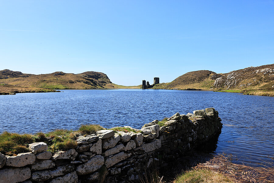 Sicht von Südwesten über den See zum Dunlough Castle