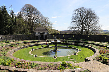 Springbrunnen im Rondell der oberen Terrasse der Heywood Gärten