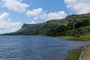 Blick zum Ben Bulben beim Lough Glencar im County Sligo