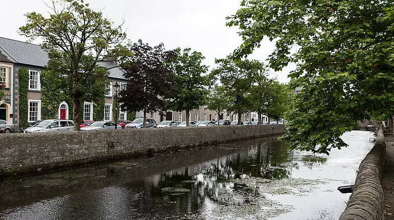 Allee entlang des Carrowbeg in Westport