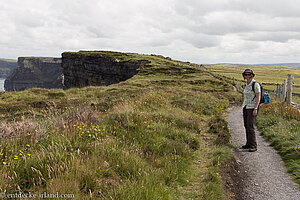 Anne auf dem Wanderweg bei den Klippen